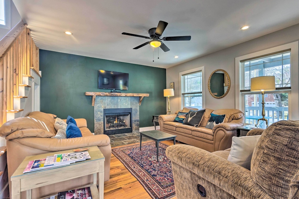 Downtown Brevard Retreat With Fire Pit & Deck in Brevard, United States