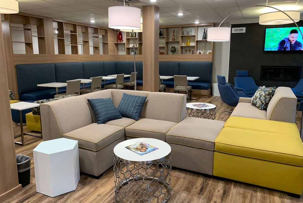 Microtel Inn & Suites by Wyndham Woodland Park - photo 3