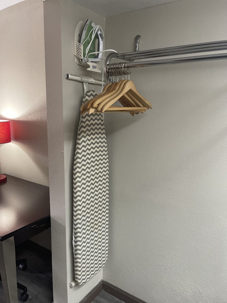 Royal Inn & Suites - photo 13