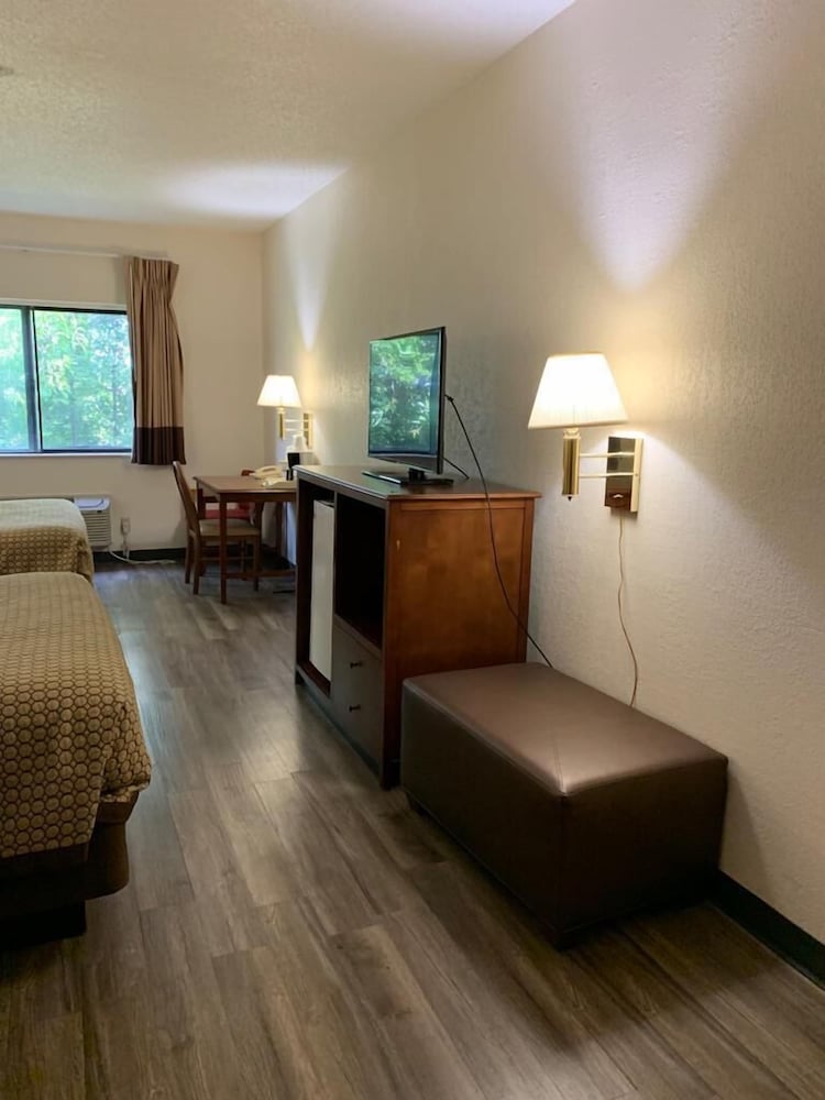 Days Inn by Wyndham Topeka - photo 3