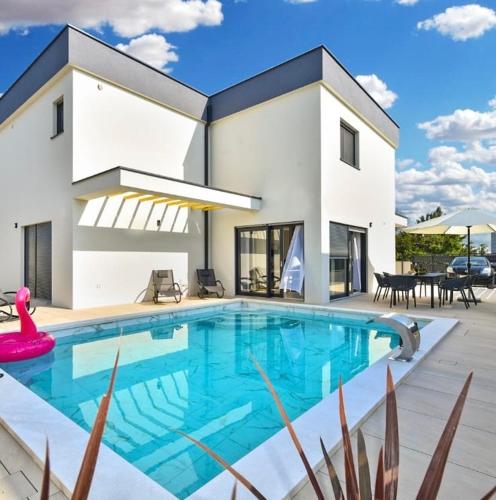 Jlo1 mit beheizbarem Pool in Unknown City, Croatia