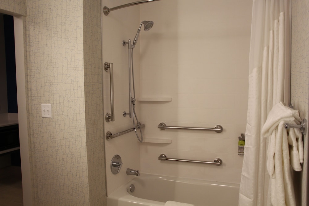 Holiday Inn Express & Suites Phoenix Airport North by IHG - photo 78