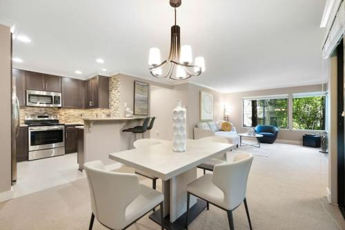 115 Modern and Serene Min to Downtown — 4-Star Luxury Hotel in Bellevue, United States