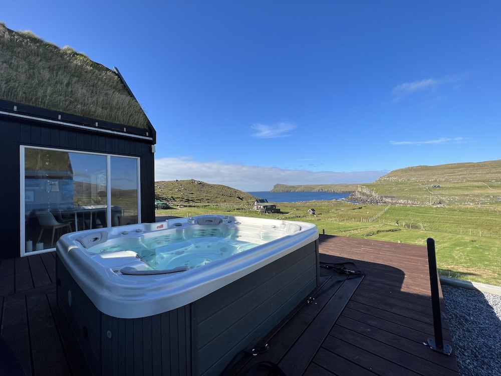 Luxury cottage in amazing surroundings — Sandur — photo 2