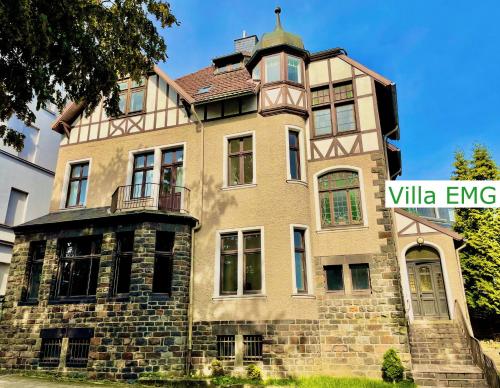 Ferienhaus Villa EMG Velbert nah Düsseldorf Essen Dortmund Familien Gruppen bis 27 Personen 3 Küchen Kaminofen Terrasse — 4-Star Luxury Hotel in Velbert, Germany