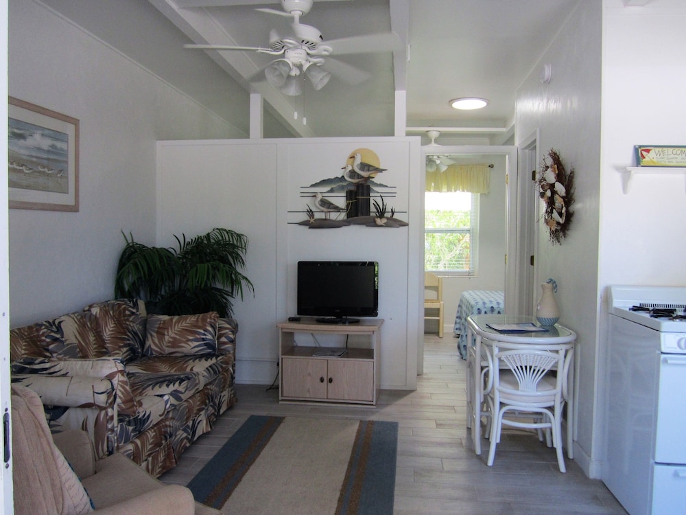 Tropical Winds Motel & Cottages - photo 37