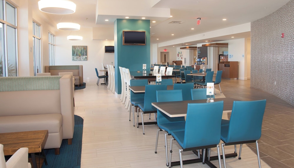 Holiday Inn Express & Suites Panama City Beach Beachfront by IHG - photo 94