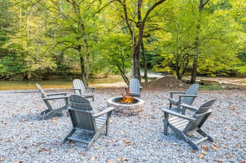 Cabin on the Creek By Avada Properties — 4-Star Luxury Hotel in Sevierville, United States