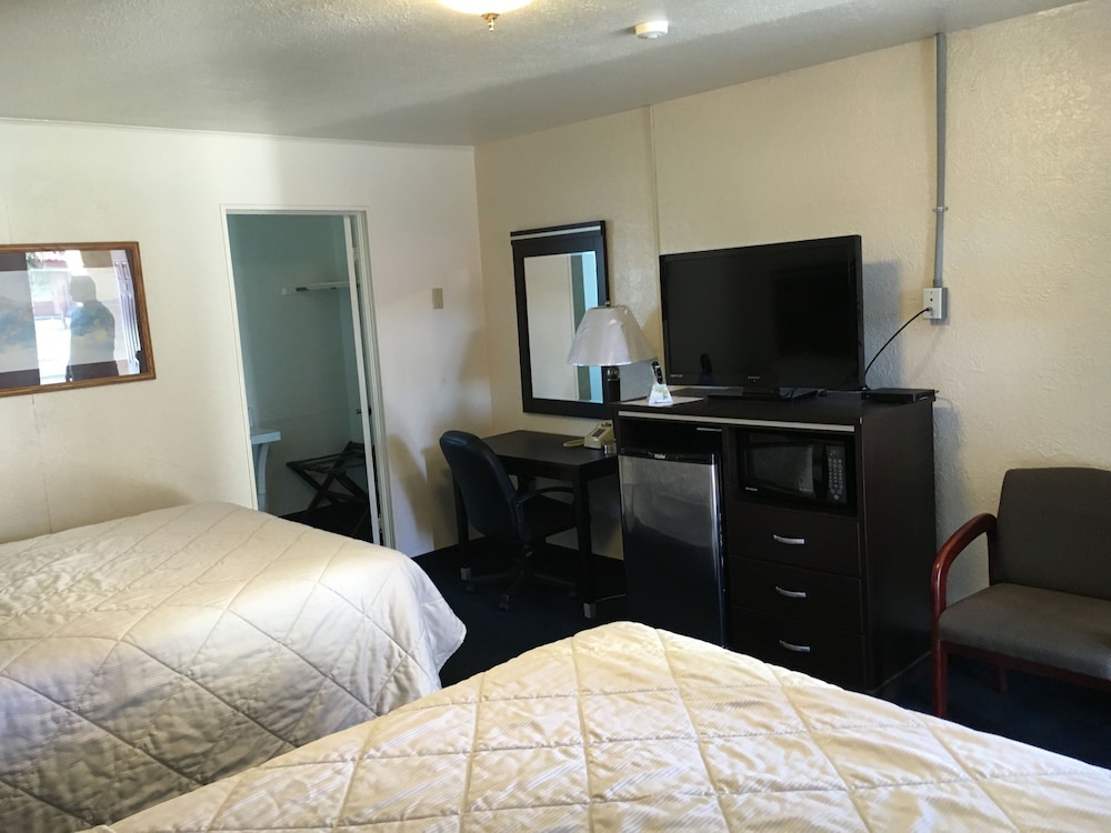 Deluxe Inn Of Roswell - photo 4