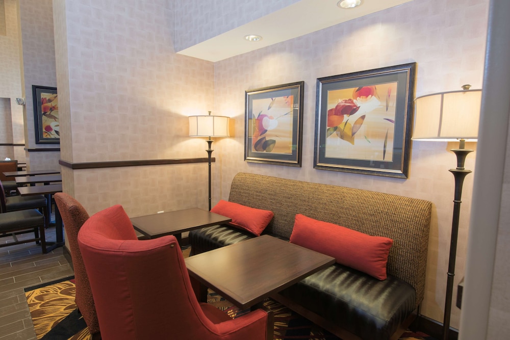 Hampton Inn & Suites Bismarck Northwest - photo 4