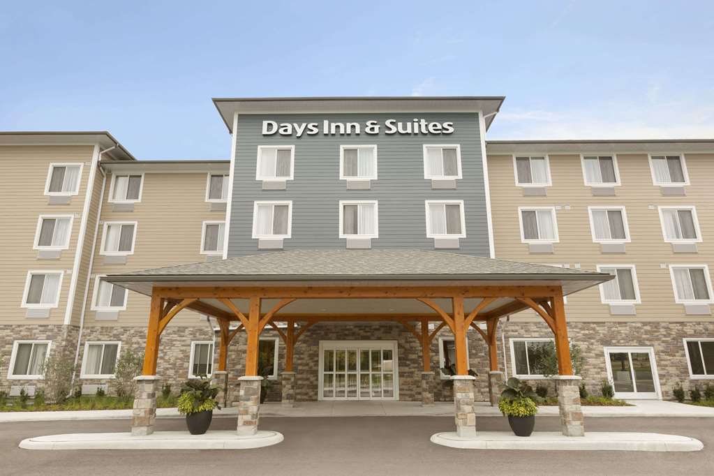 Days Inn & Suites by Wyndham Lindsay — Lindsay — photo 2