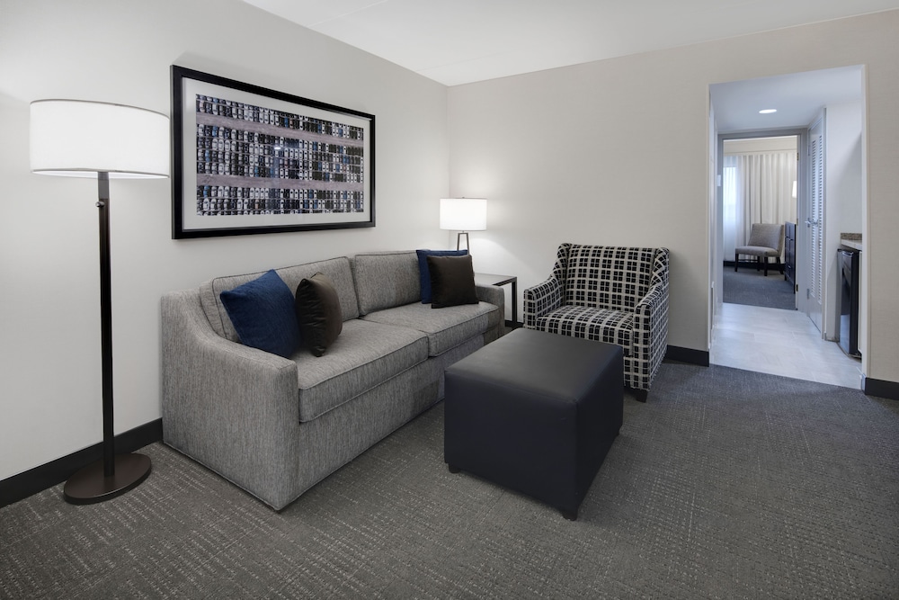 Embassy Suites by Hilton Detroit Troy Auburn Hills - photo 25
