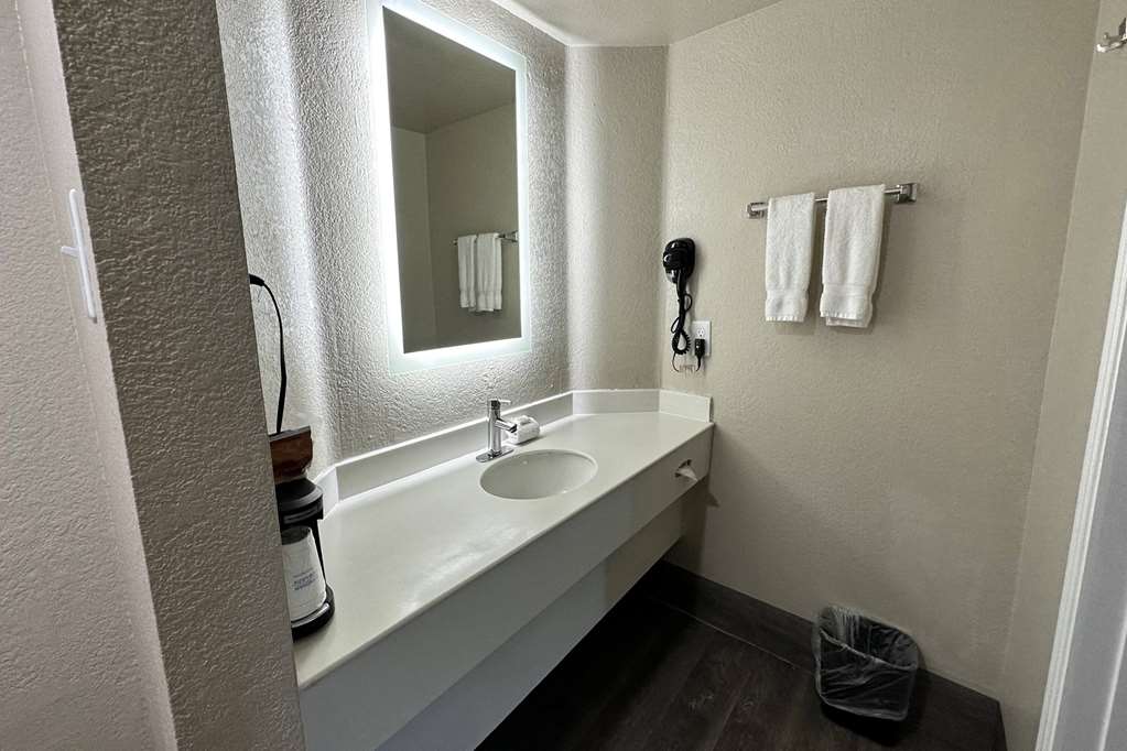 Days Inn by Wyndham San Diego Vista - photo 20