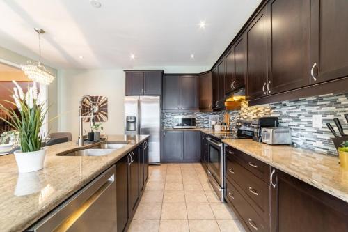 4br Near Hilton Falls Kelso Gazebo Workspace in Milton, Canada