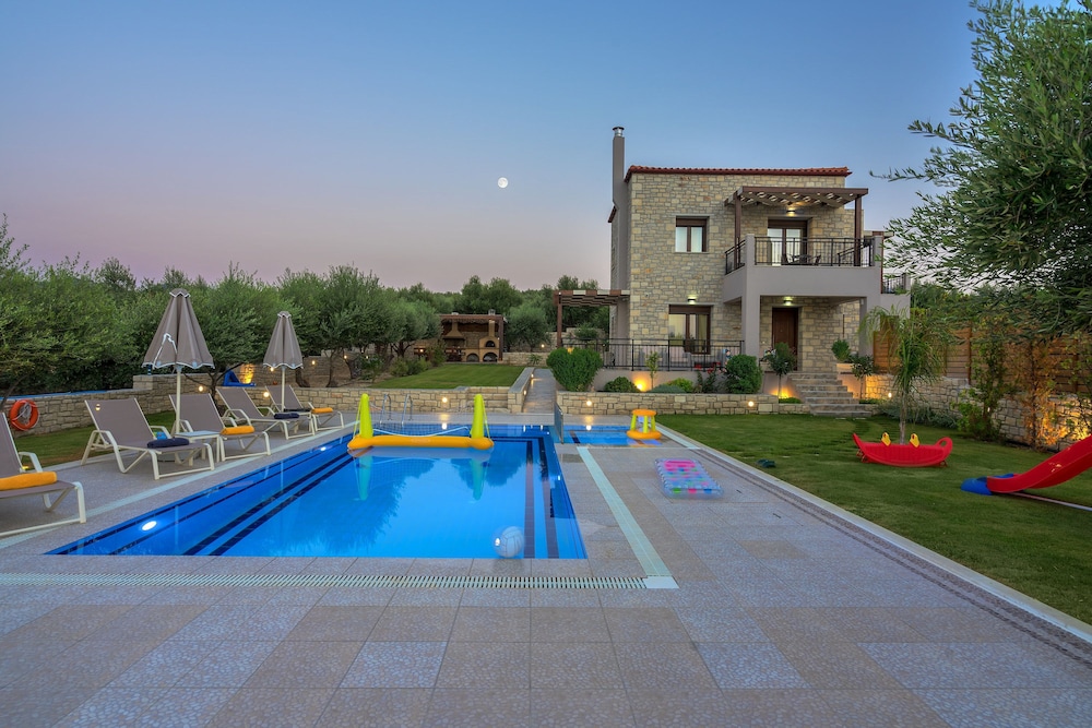 Olive Garden Villas — 4-Star Luxury Hotel in Perama, Greece