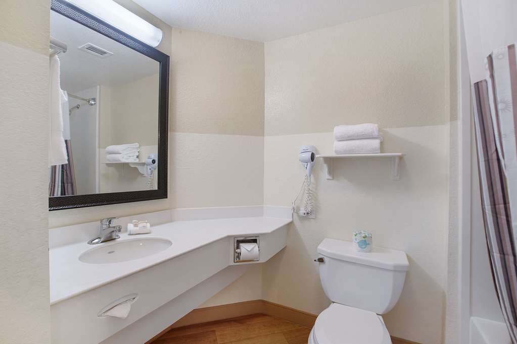 La Quinta Inn & Suites by Wyndham Ft. Lauderdale Airport - photo 22
