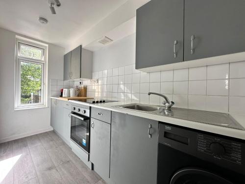Cosy 2 bedroom Flat in Manor House — 4-Star Luxury Hotel in London, United Kingdom