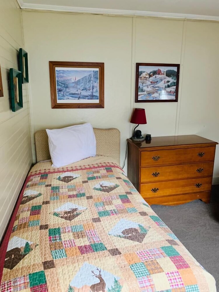 Carroll Motel & Cottages - photo 32