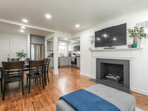 4 Bedroom Plaza Charmer Pet Friendly — 4-Star Luxury Hotel in Kansas City, United States