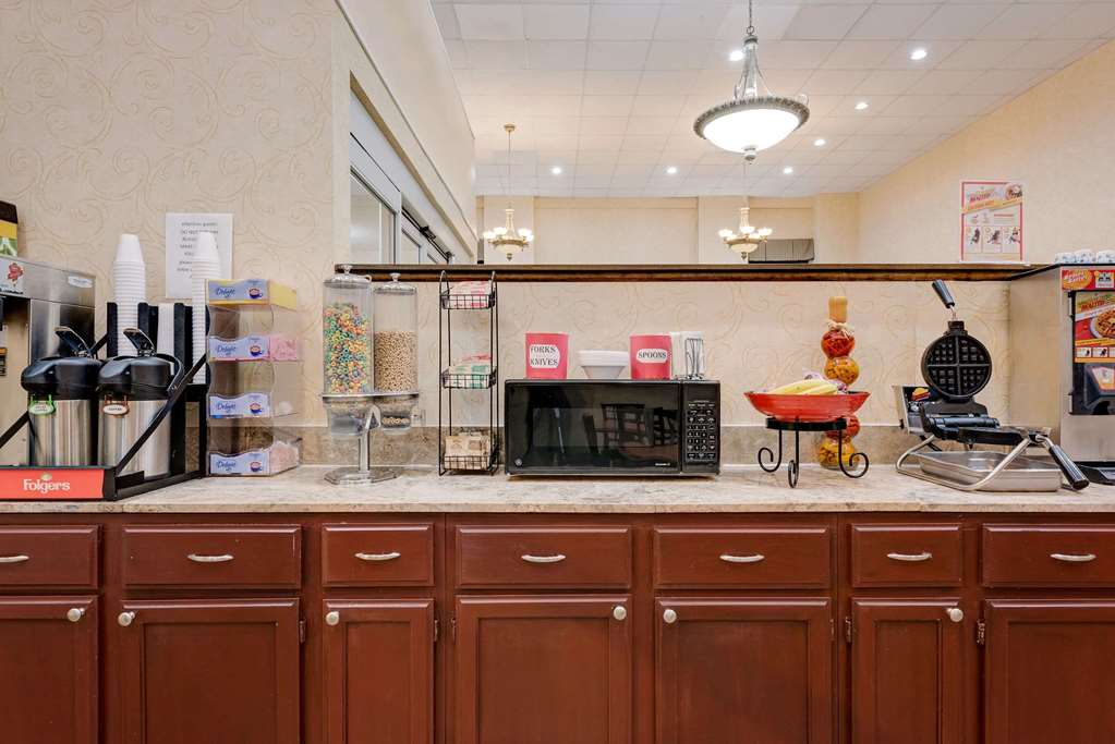 Ramada by Wyndham Cleveland Airport West - photo 6