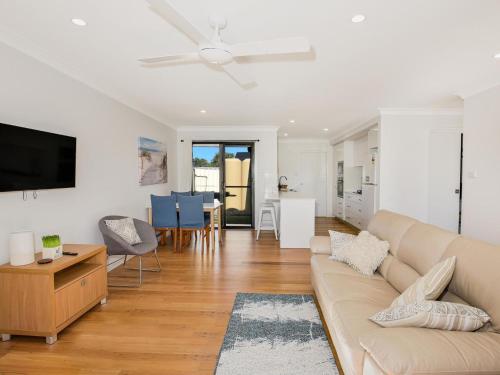 Villa Zelma I Pet Friendly I 4 Min Walk to Beach — 4-Star Luxury Hotel in Culburra Beach, Australia