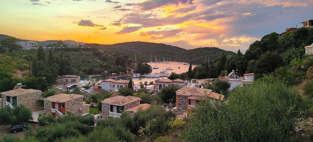 Edem Studios & Apartments — 4-Star Luxury Hotel in Igoumenitsa, Greece