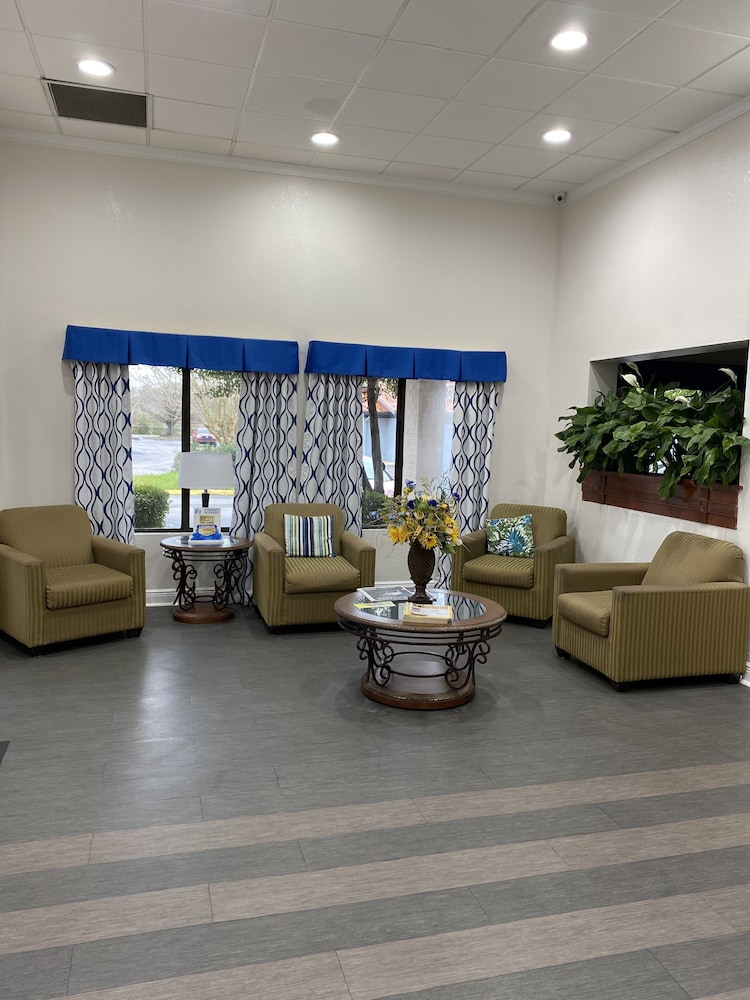 Days Inn & Suites by Wyndham Mobile - photo 21