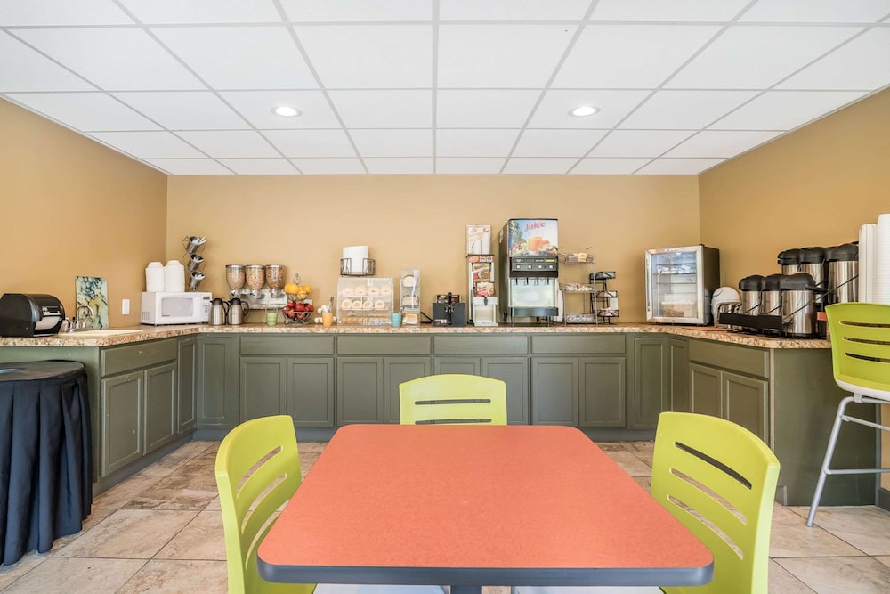 Econo Lodge Inn And Suites - photo 13