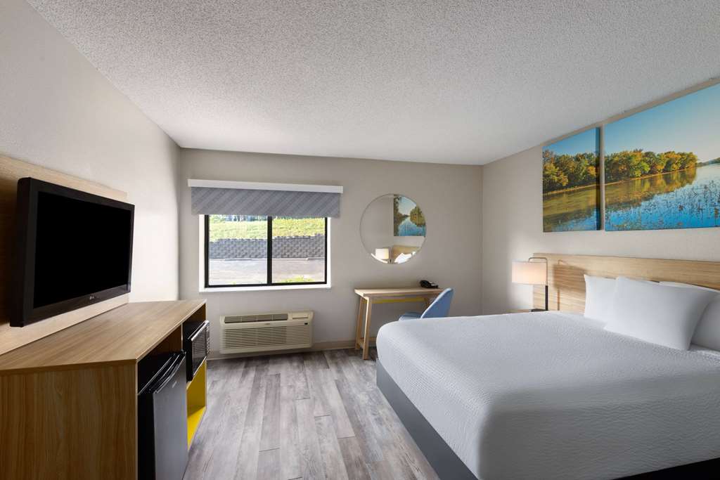 Days Inn & Suites by Wyndham Kansas City South - photo 16