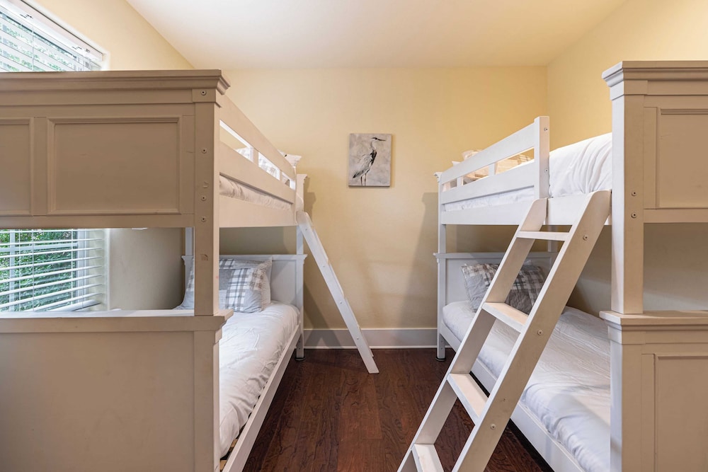 Amalfi Breeze by Avantstay Walk to the Beach Luxe Design in Miramar Beach, United States