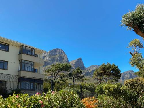 Sundrenched 2 bed 2 bath apartment sea views — 4-Star Luxury Hotel in Cape Town, South Africa
