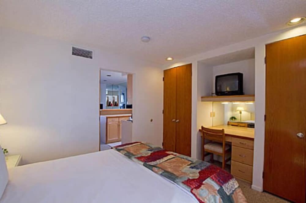 Weathervane Terrace Inn and Suites - photo 6
