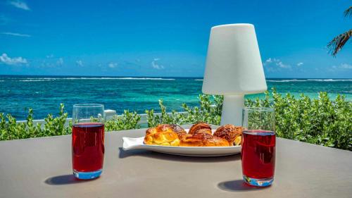 Villa pieds dans l'eau avec accès plage GPMO13 — 4-Star Luxury Hotel in Le Moule, Guadeloupe