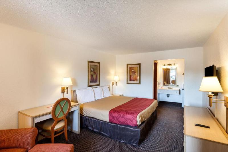 Econo Lodge Airport I 35 North - photo 11