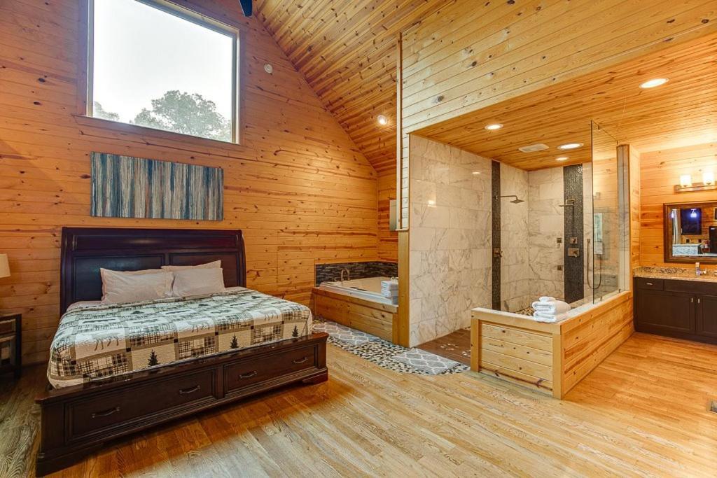 Deluxe Couples Cabin on Creek — 4-Star Luxury Hotel in Cleveland, United States