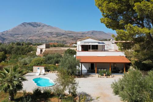 La Giara Villa with Swimming Pool And Parking — 4-Star Luxury Hotel in Castellammare Del Golfo, Italy
