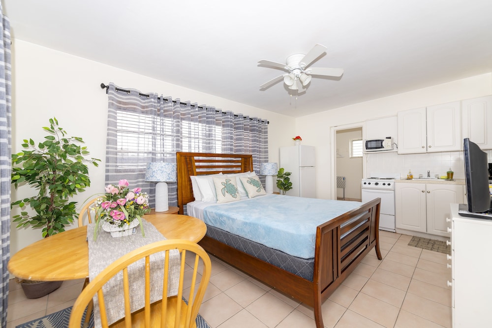 Tropic Isle Hotel and Apartment - photo 17