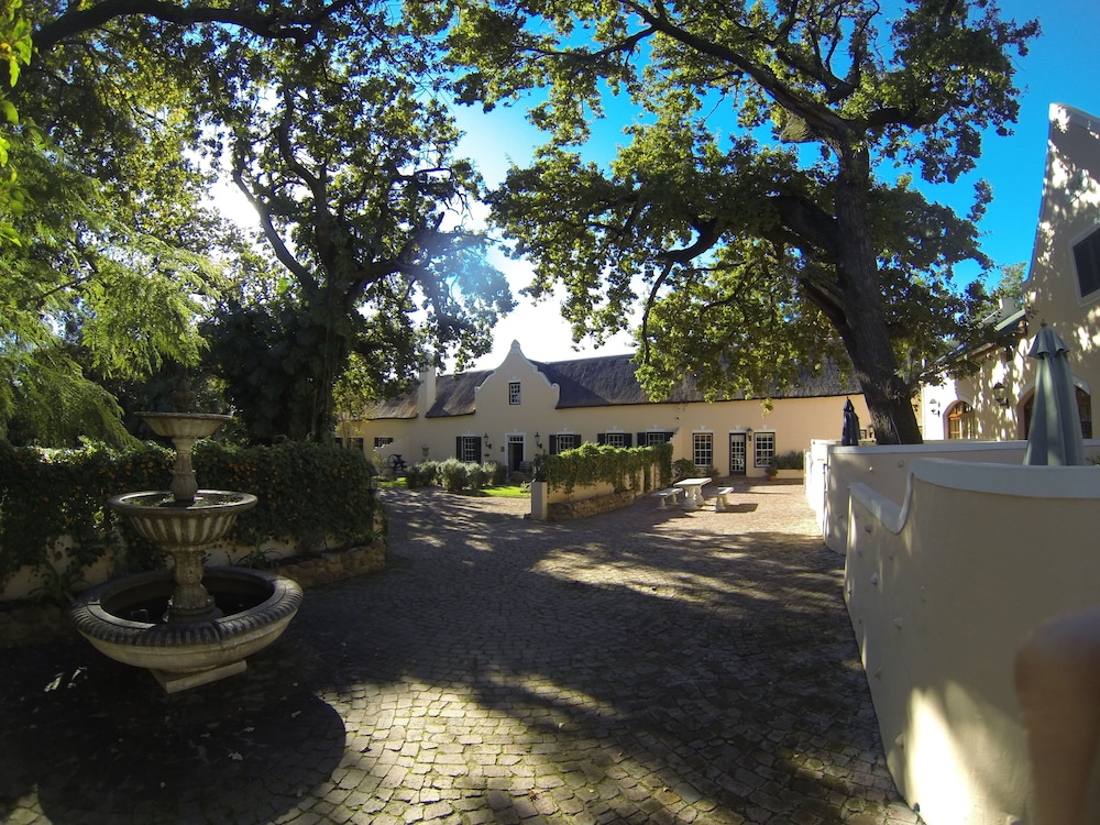 De Leeuwenhof Estate — 4-Star Luxury Hotel in Paarl, South Africa