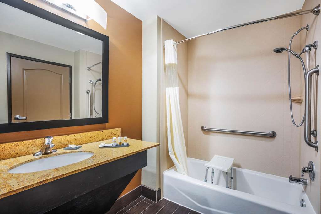 La Quinta Inn & Suites by Wyndham Beeville - photo 7