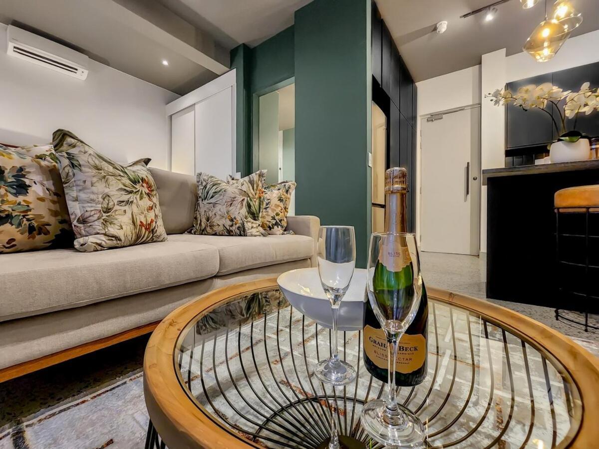 Upmarket and Stylish Apartment With Rooftop Pool.
