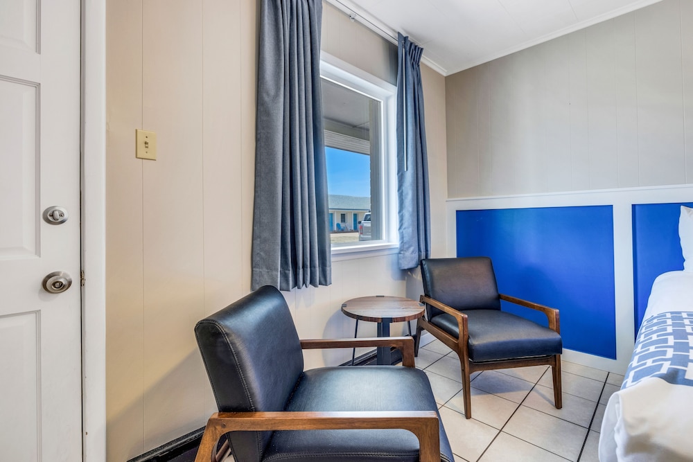 Dolphin Oceanfront Motel - photo 7