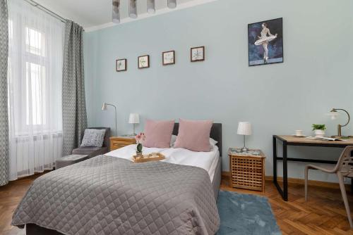 Charming Apartments with Desk in Downtown Cracow by Noclegi Renters — 4-Star Luxury Hotel in Krakow, Poland