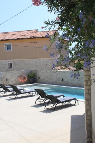 Apartments Mia with pool near Medulin — 4-Star Luxury Hotel in Liznjan, Croatia