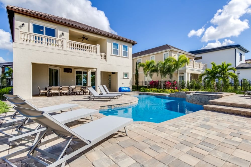 7 Bdrmstheatergamermpoolmansion in Kissimmee, United States