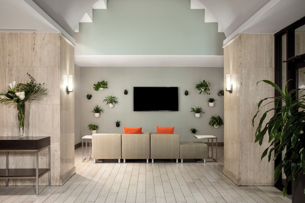 Embassy Suites by Hilton Tampa Airport Westshore - photo 3