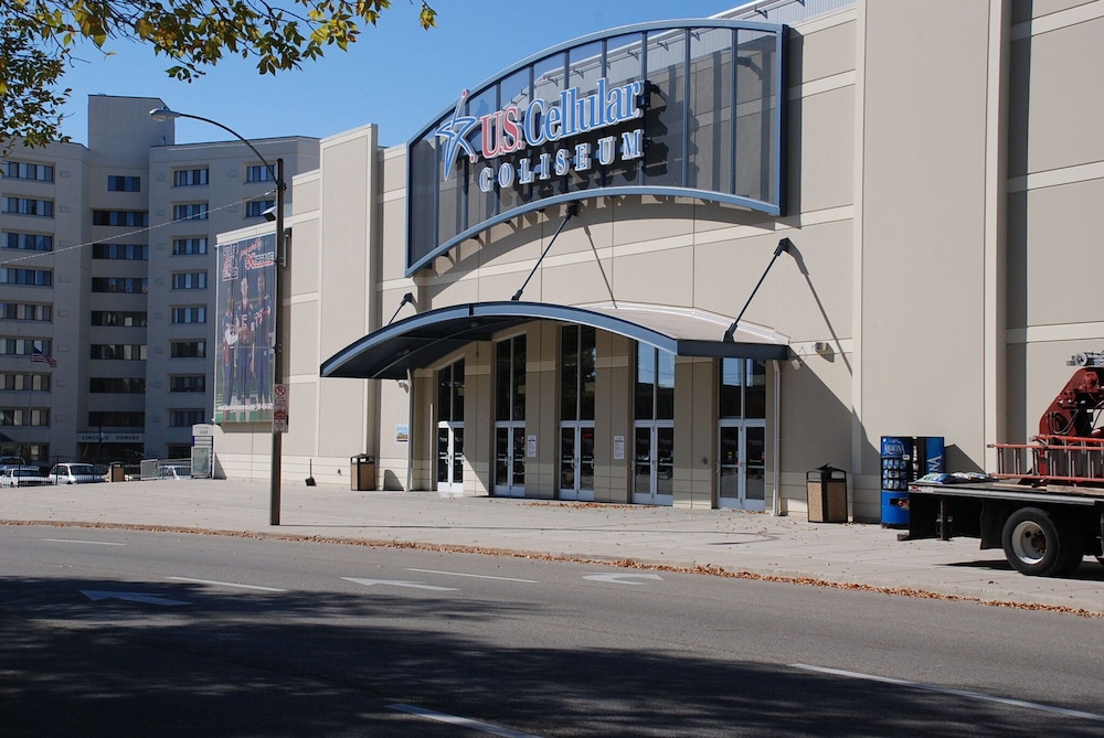 Holiday Inn Express & Suites Bloomington Normal by IHG - photo 23