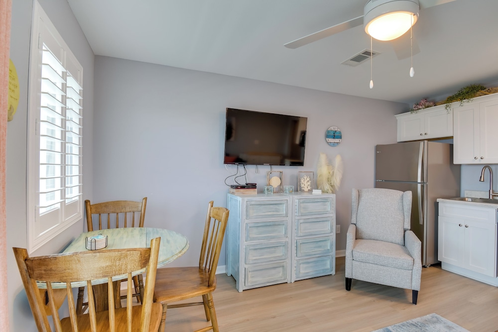 Resort Perks: Gulf Shores Beach inspired Condo - photo 7