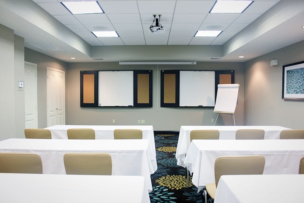Staybridge Suites Houston IAH Beltway 8 by IHG - photo 43