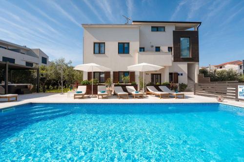 Extravagantes Apartment nur 100 Meter zum Strand mit Salzwasserpool und Jacuzzi — 4-Star Luxury Hotel in Funtana, Croatia