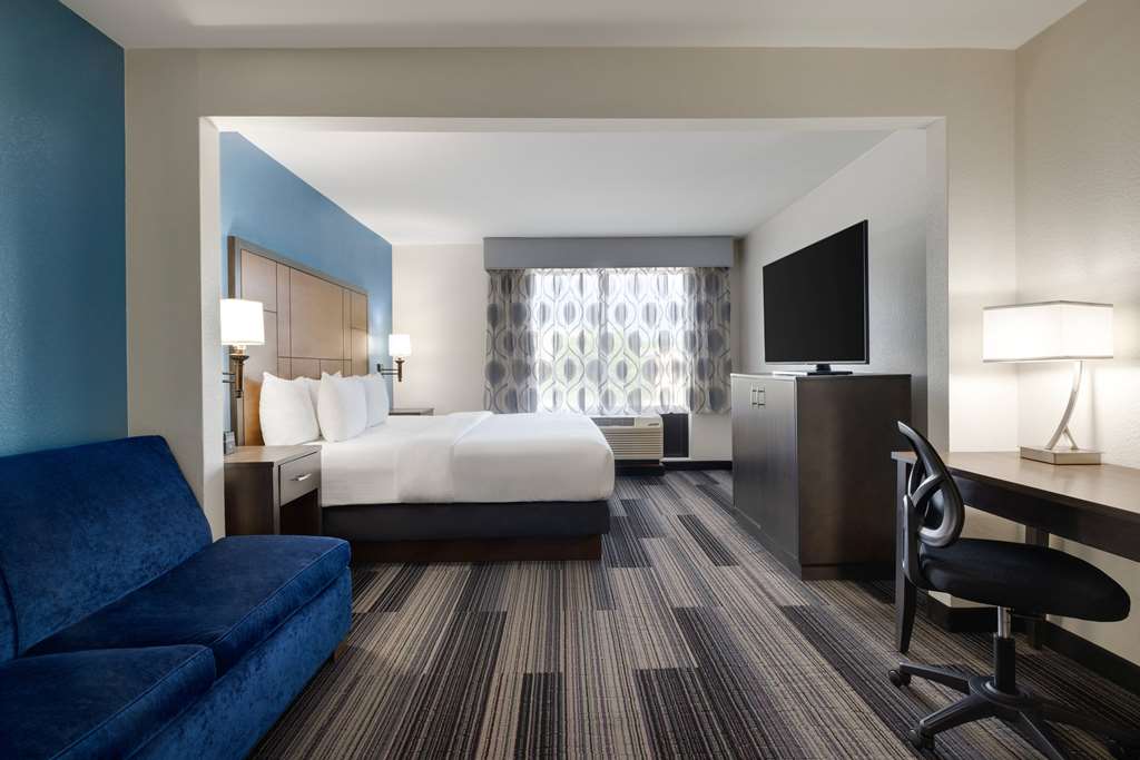 La Quinta Inn & Suites by Wyndham Springfield Airport Plaza - photo 21